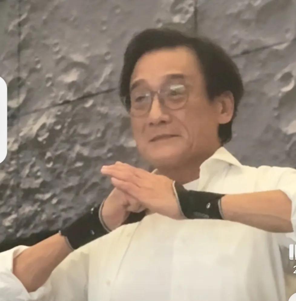 惊！梁家辉看《东极岛》哭了一整晚家人们，电影《东极岛》北京首映礼上，梁家辉一亮