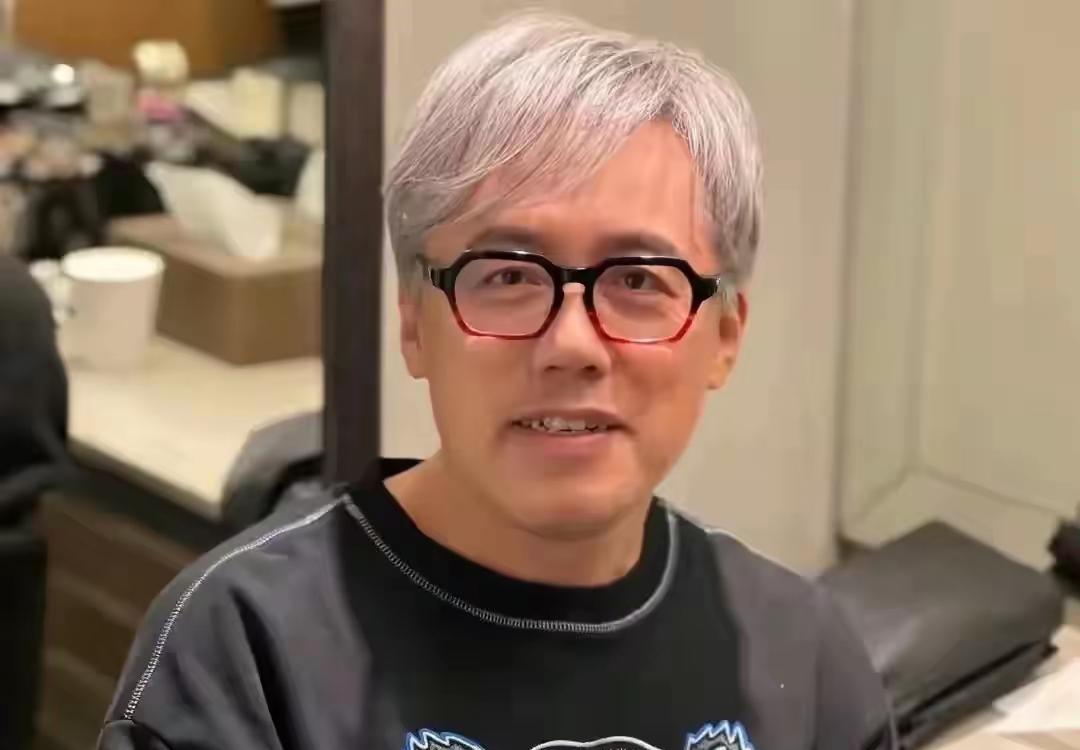 张宇夫妇消失四个月后终于露面，这状态让人心疼……58岁的"雨神"张宇被拍到和妻子