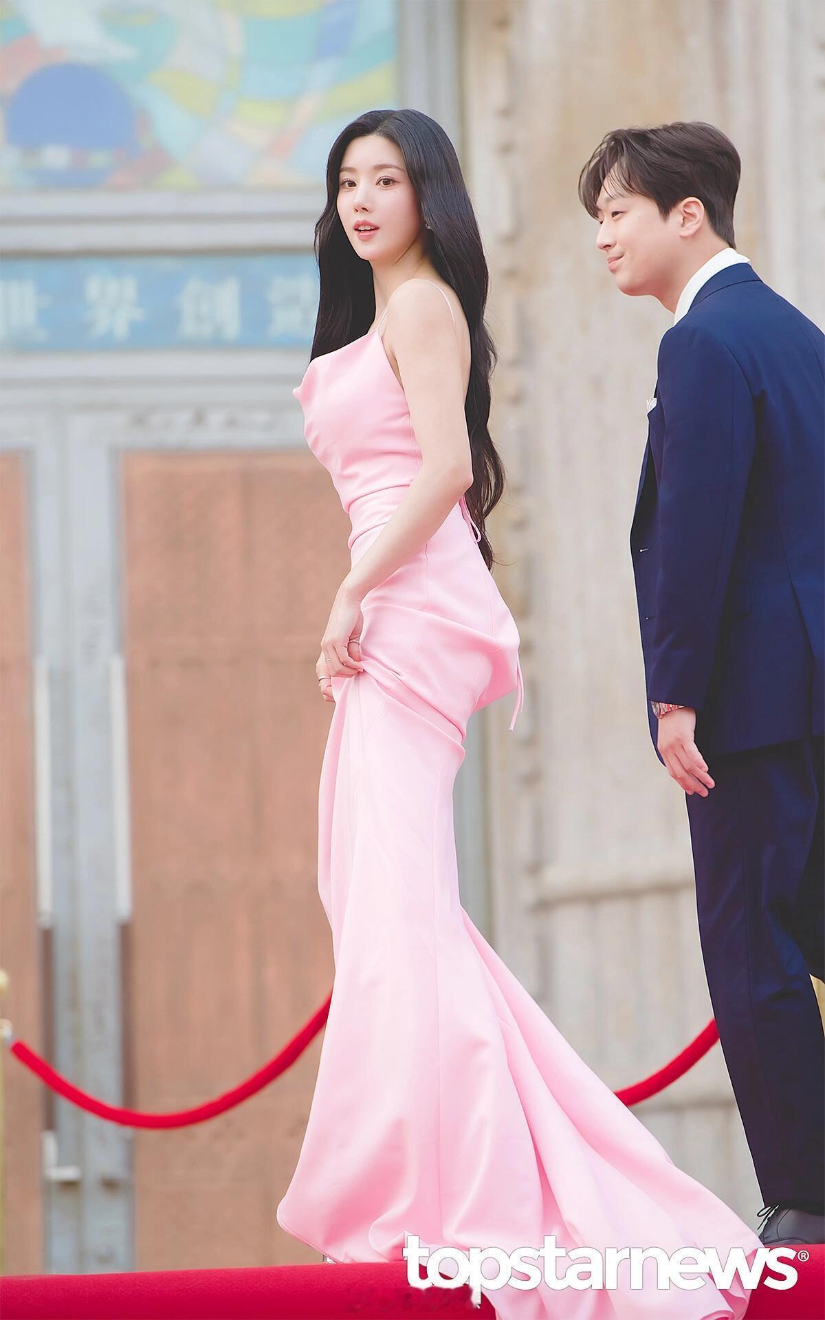 权恩妃2024USA红毯造型从上至下的完美姐姐就是神一样的存在