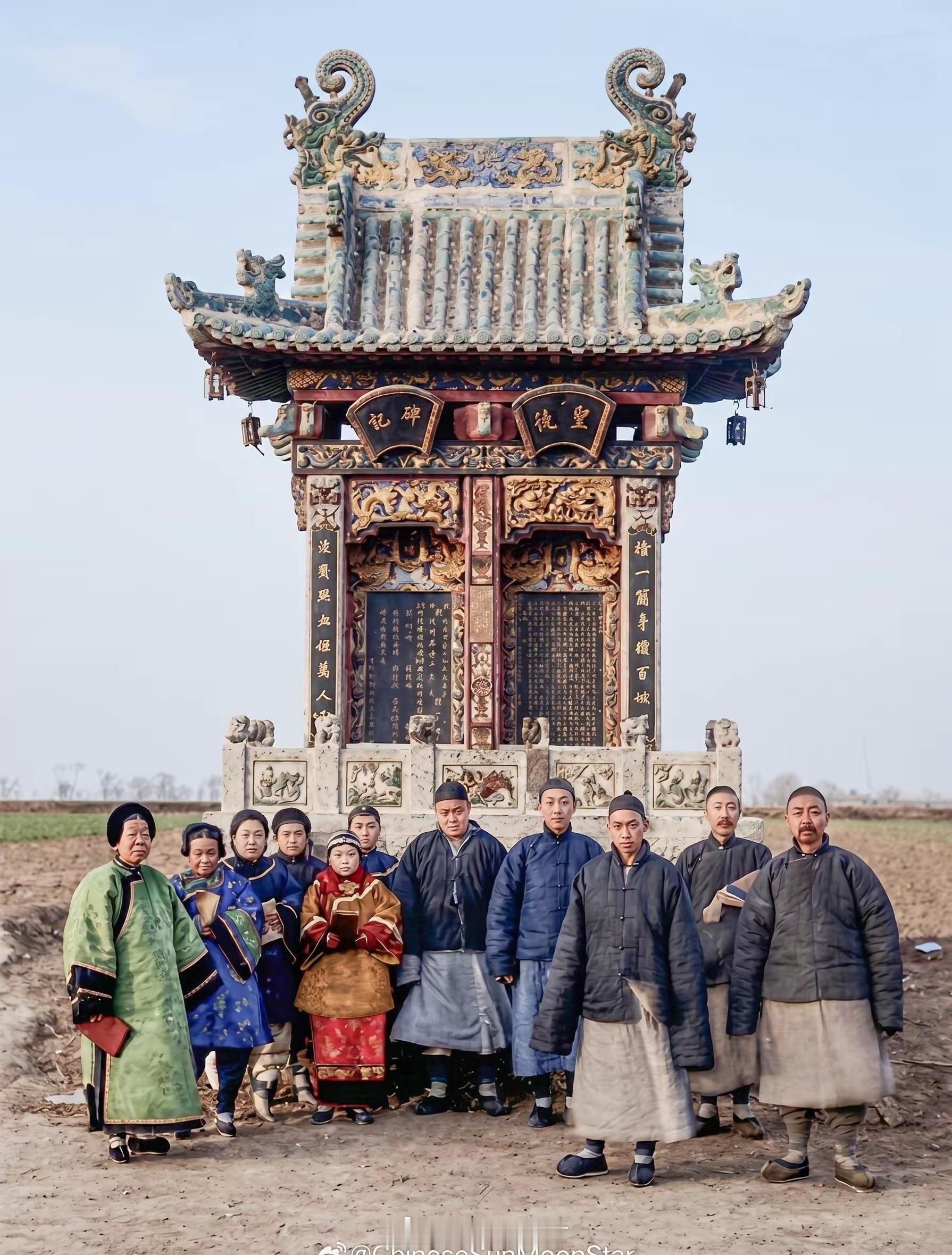 1931年，山西。地主带着家人祭祖，看得出好像有四个老婆。那些吹捧胡适的人，以为