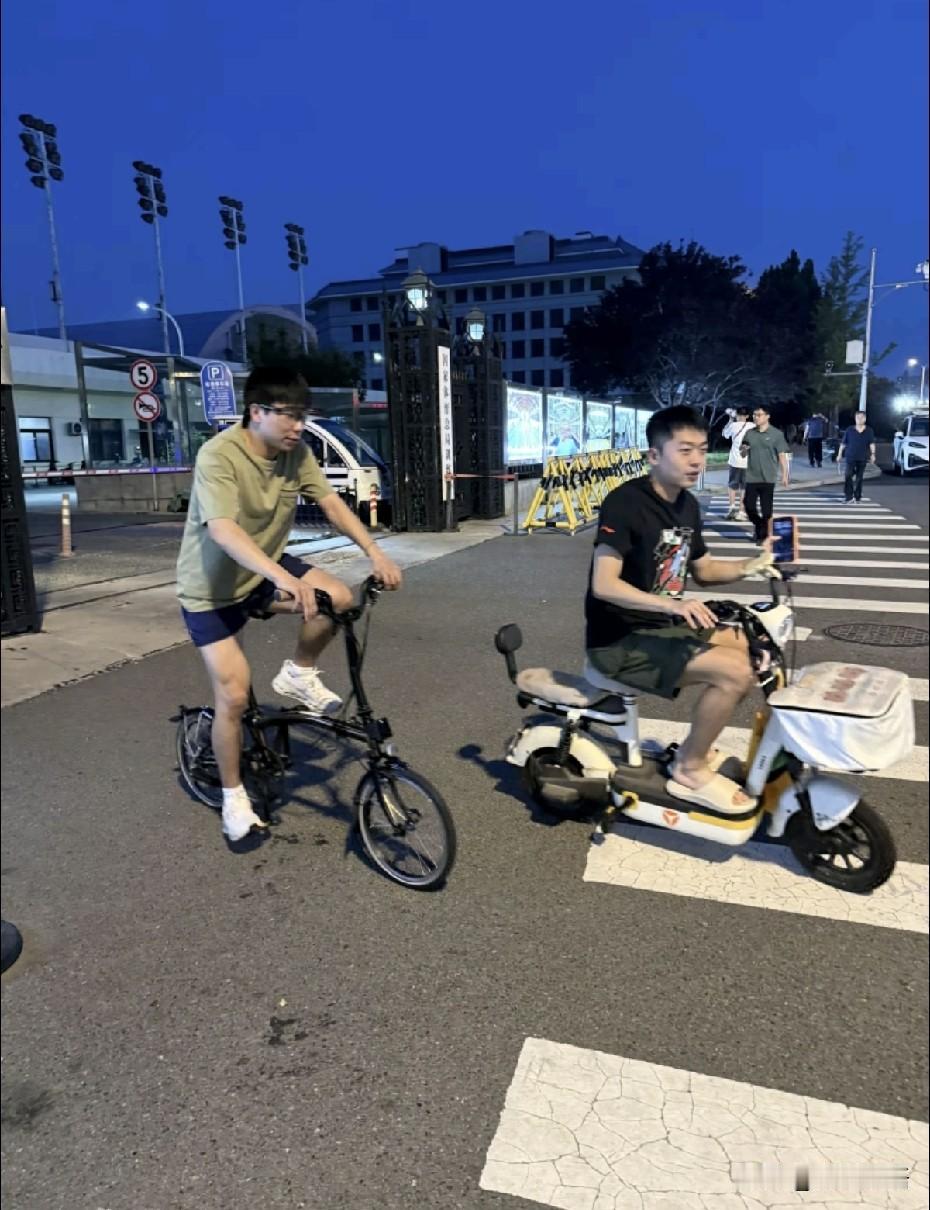 袁励岑、徐瑛彬一起去夜骑了。刚刚看到闫安更新动态：“小分队找到了新的解压方式”