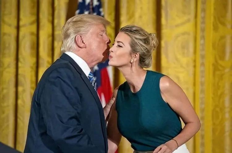 网传爱泼斯坦文件“惊天大瓜”，真假先放一边，特朗普现在才是真的进退两难最近