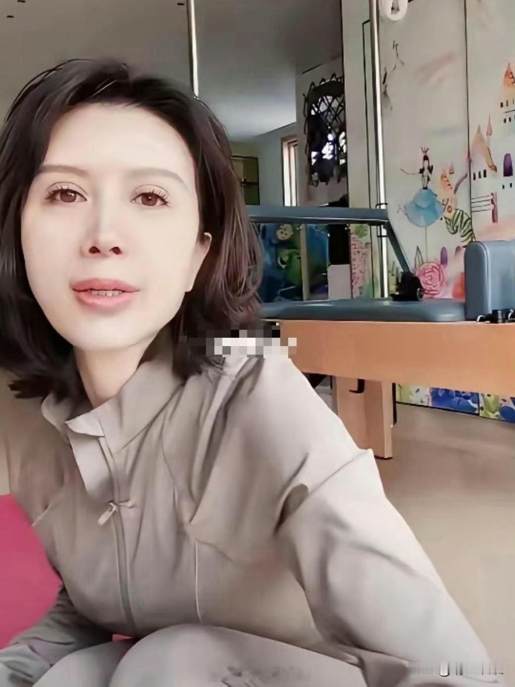 好歹曾经也是一线巨星啊，金巧巧这个家看起来很简单呀