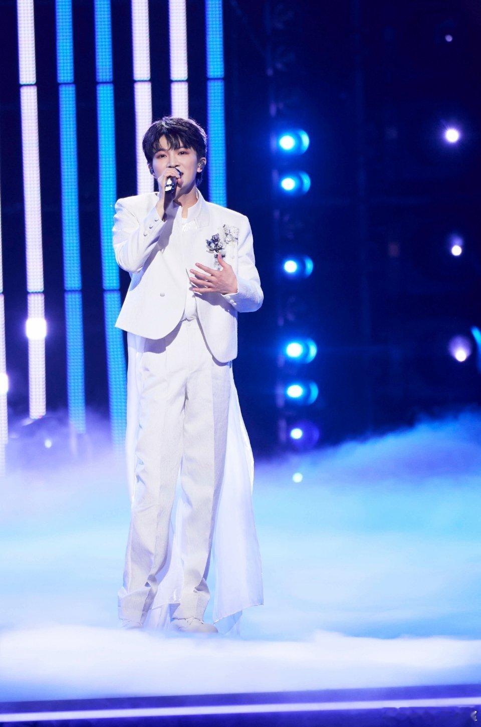 周深跨年小美满舞台直拍周深的《小美满》本身就治愈，跨年加了童声合唱更是暖到心坎里