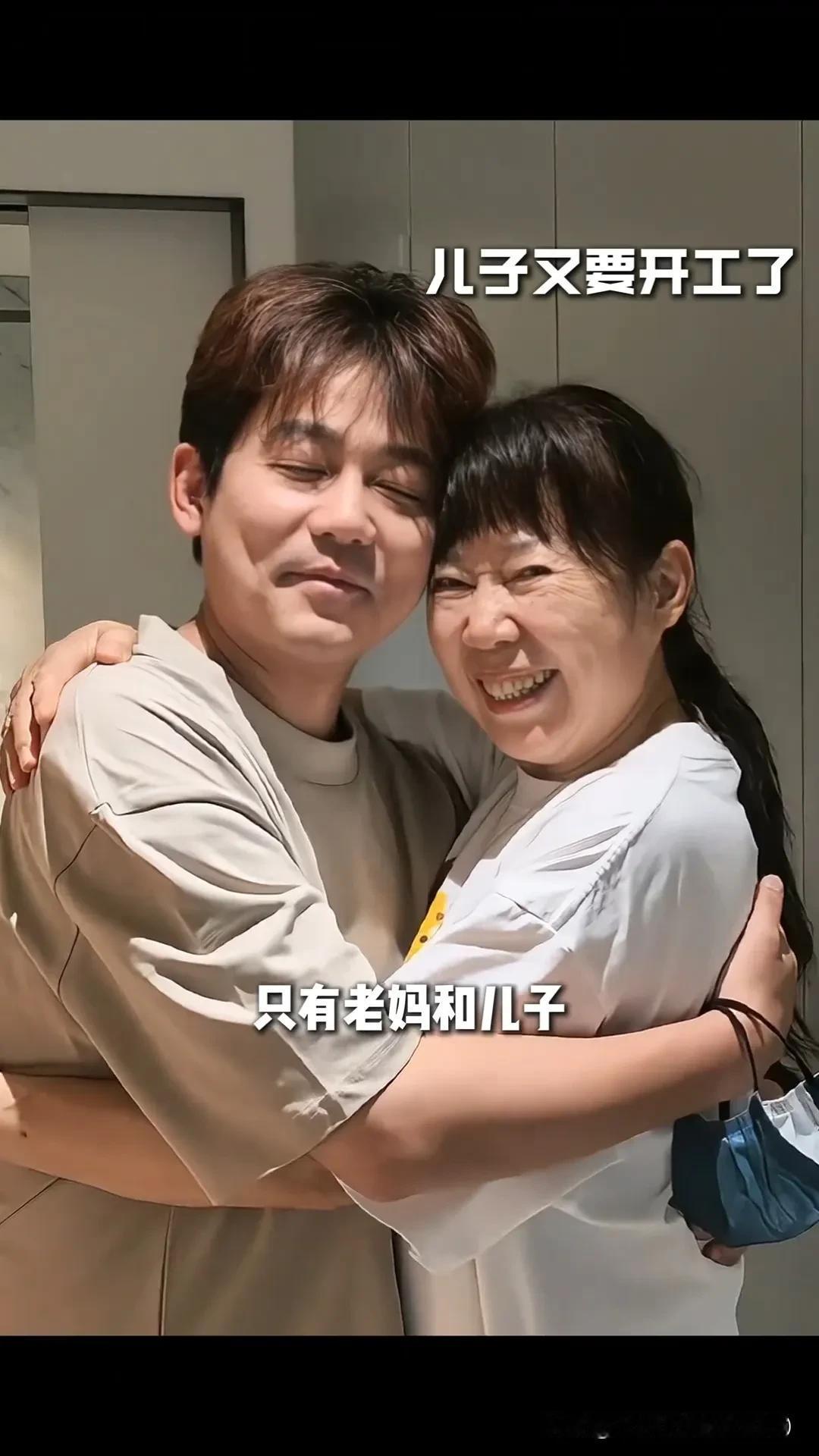 近日，老苏总和阿荷到北京看望苏醒一家四口。老苏总更新vlog，他给儿子和孙子煮了