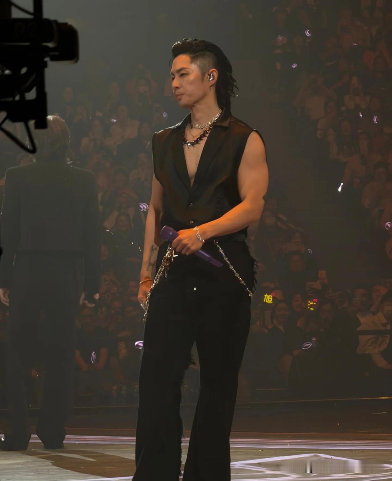 问刚从上海F4演唱会回来的朋友：少了朱孝天，现场是不是差点味儿？朋友的话让