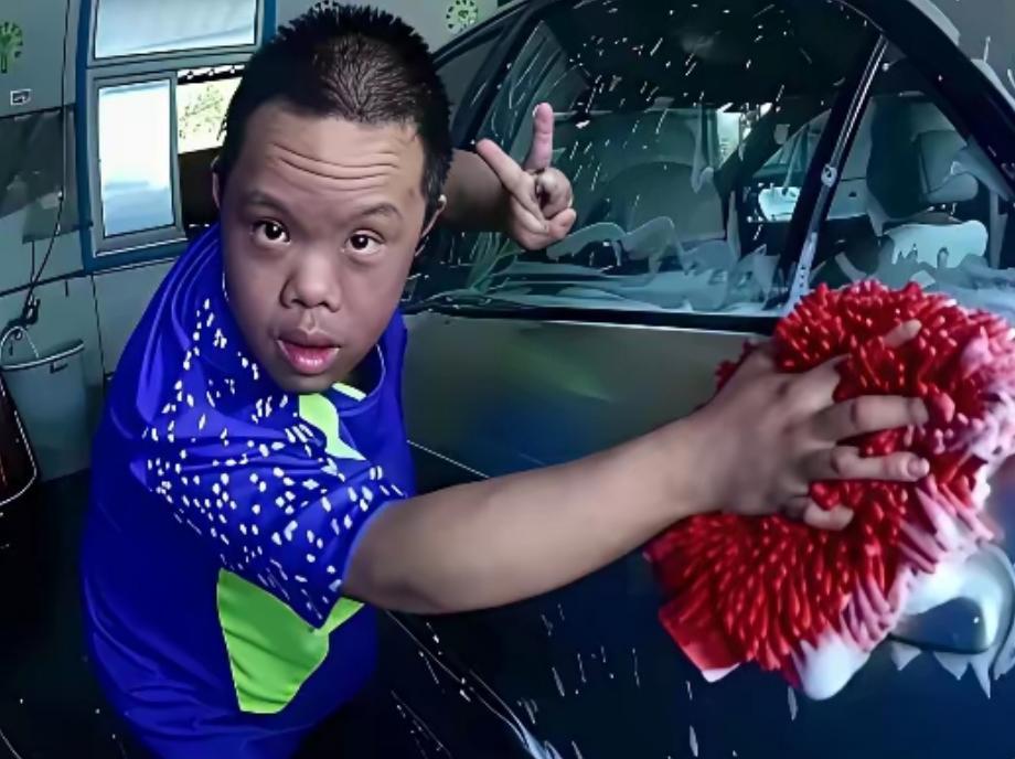 广东深圳，一家洗车行老板雇16名脑瘫儿洗车，3年总收入高达120多万，可老板每个