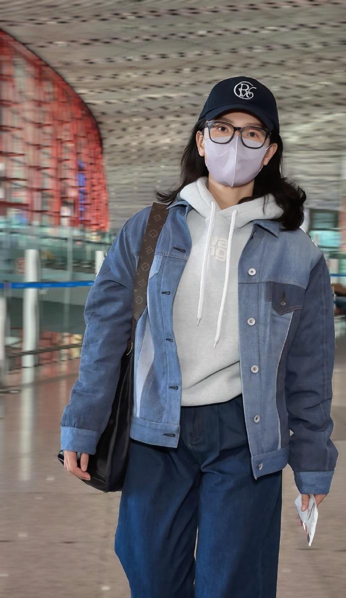 今天陈数现身机场，她这回搭配的很有潮流之美，看上去也格外的显年轻。陈数里面穿