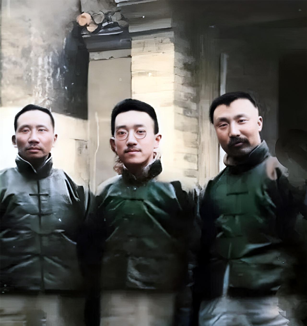 1920年，三位大学者身穿棉长袍外套棉马褂站在一起。三人在中国近代有着极高的地位