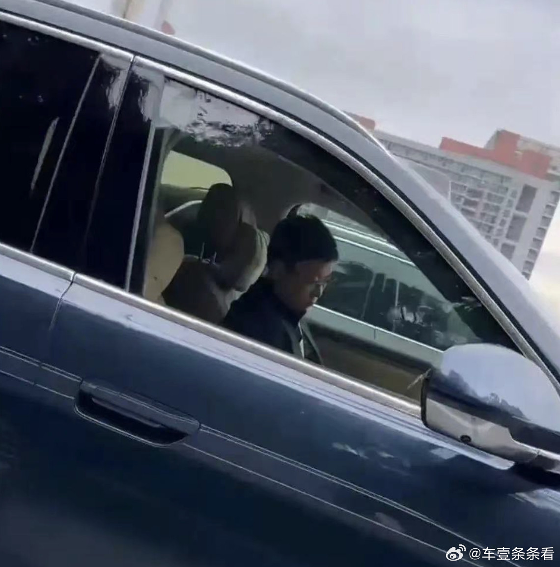 余承东开车“睡着”了？网友打招呼后秒回5月26日，有网友上传发布了一段视频，视频