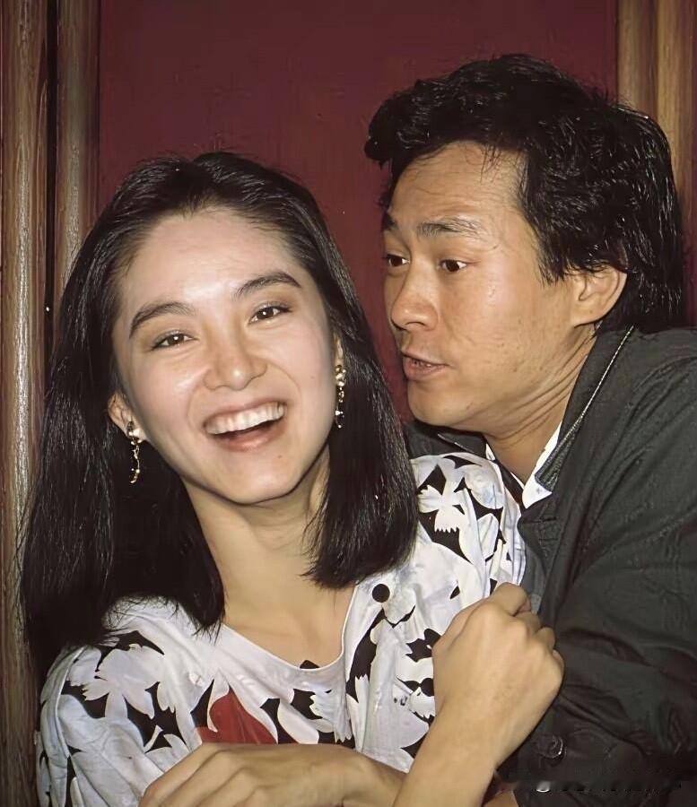 不愧是几十年难得遇见的一个大美女，那个时候不用化妆都是盛世美颜，国色天香，笑起来