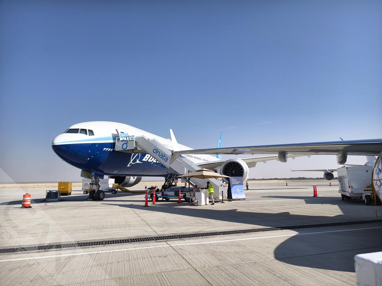 11月17日，2025年迪拜航展开幕，波音777-9亮相。一组图带你全方位看静态