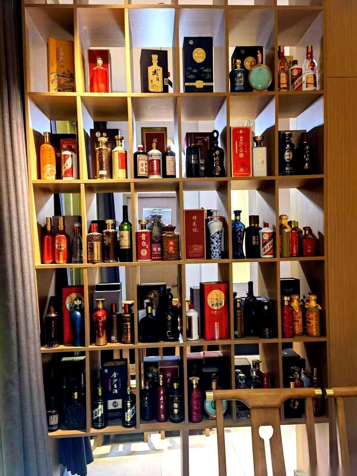 我们那个死了两年的初中同学群，昨晚九点半，炸了。一个自称在深圳财务自由的哥们，