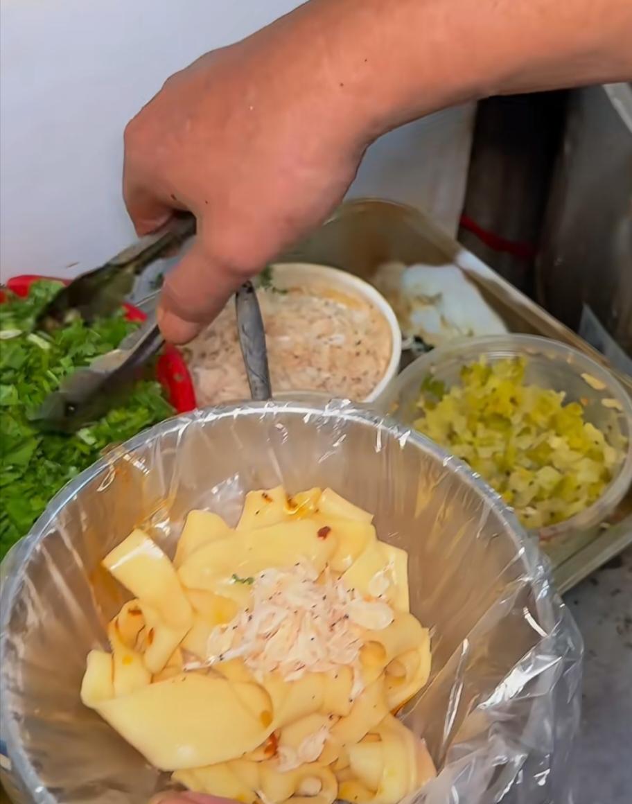 郑州巷子里的小吃店，最贵的饭不超过5元，鸡汤烩面才1.5元一碗11月7日，据大