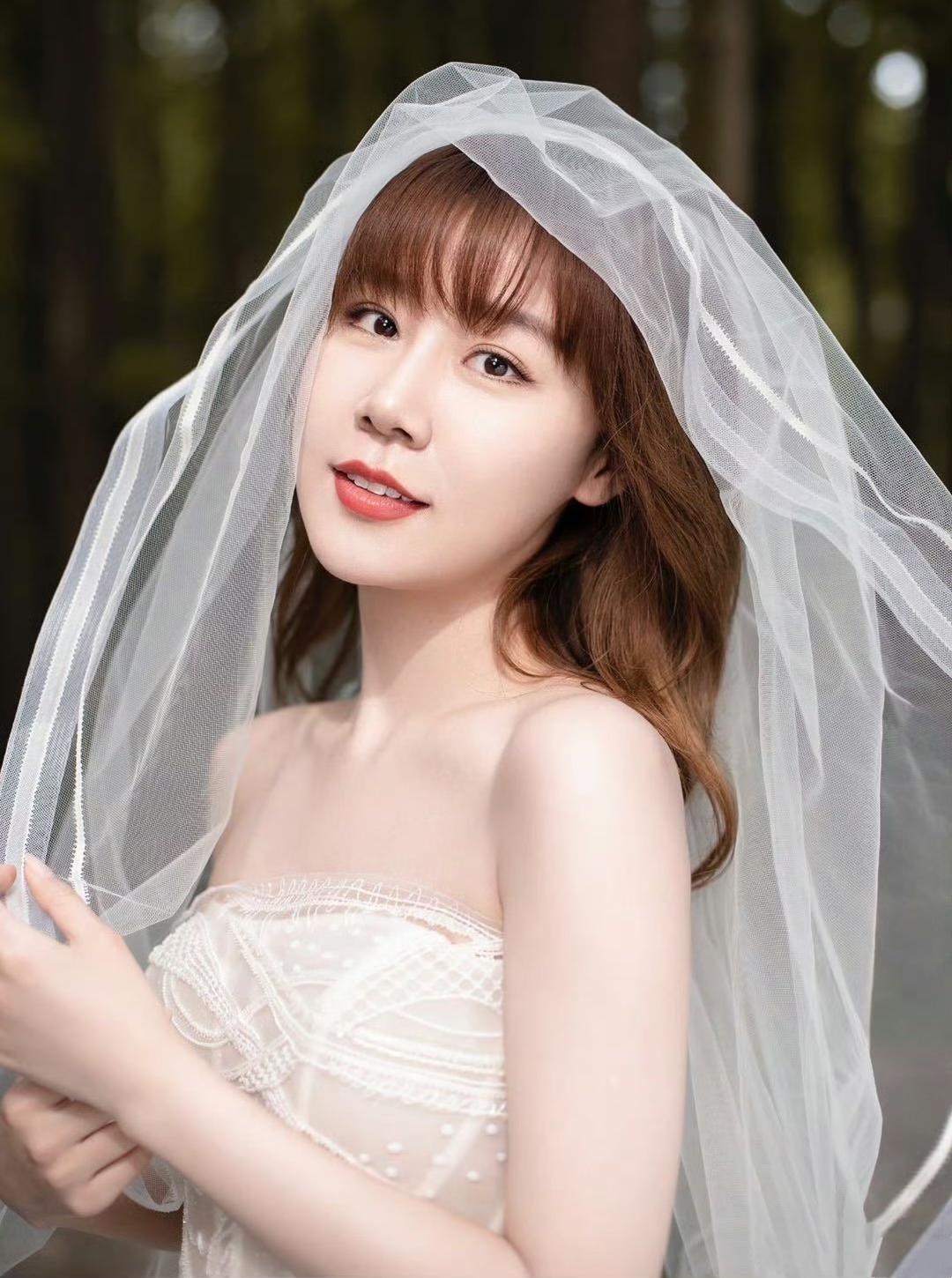 徐老师婚纱照：备婚日记里的浪漫仪式感2025年2月，千万粉丝的时尚博主“深夜