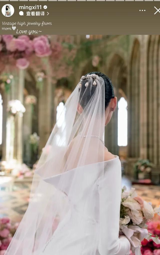 奚梦瑶这次的婚礼太成功了，成功打开了知名度，最近全是有关于他们的消息，豪门贵族阔