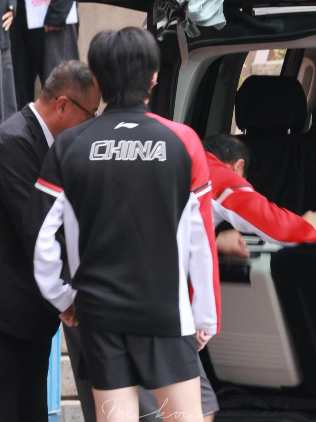 王楚钦下班了，比莎莎下班早，先休息去了，周六愉快，这一次下班真早！头哥这身板真