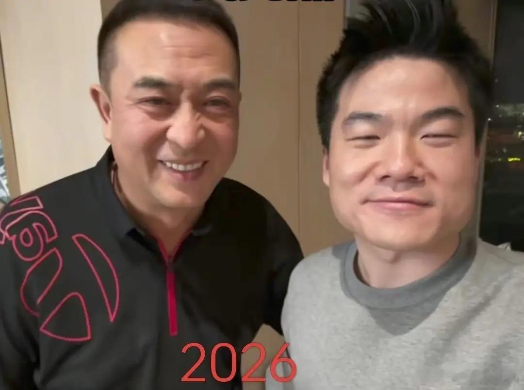 张嘉译过年回西安老家，带王海燕除夕剪头，头发全白老婆更显年轻！