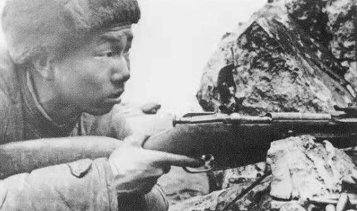 1953年秋季，一名志愿军战斗英雄即将被枪毙时，一位朝鲜姑娘冲进来死死抱住他，彭