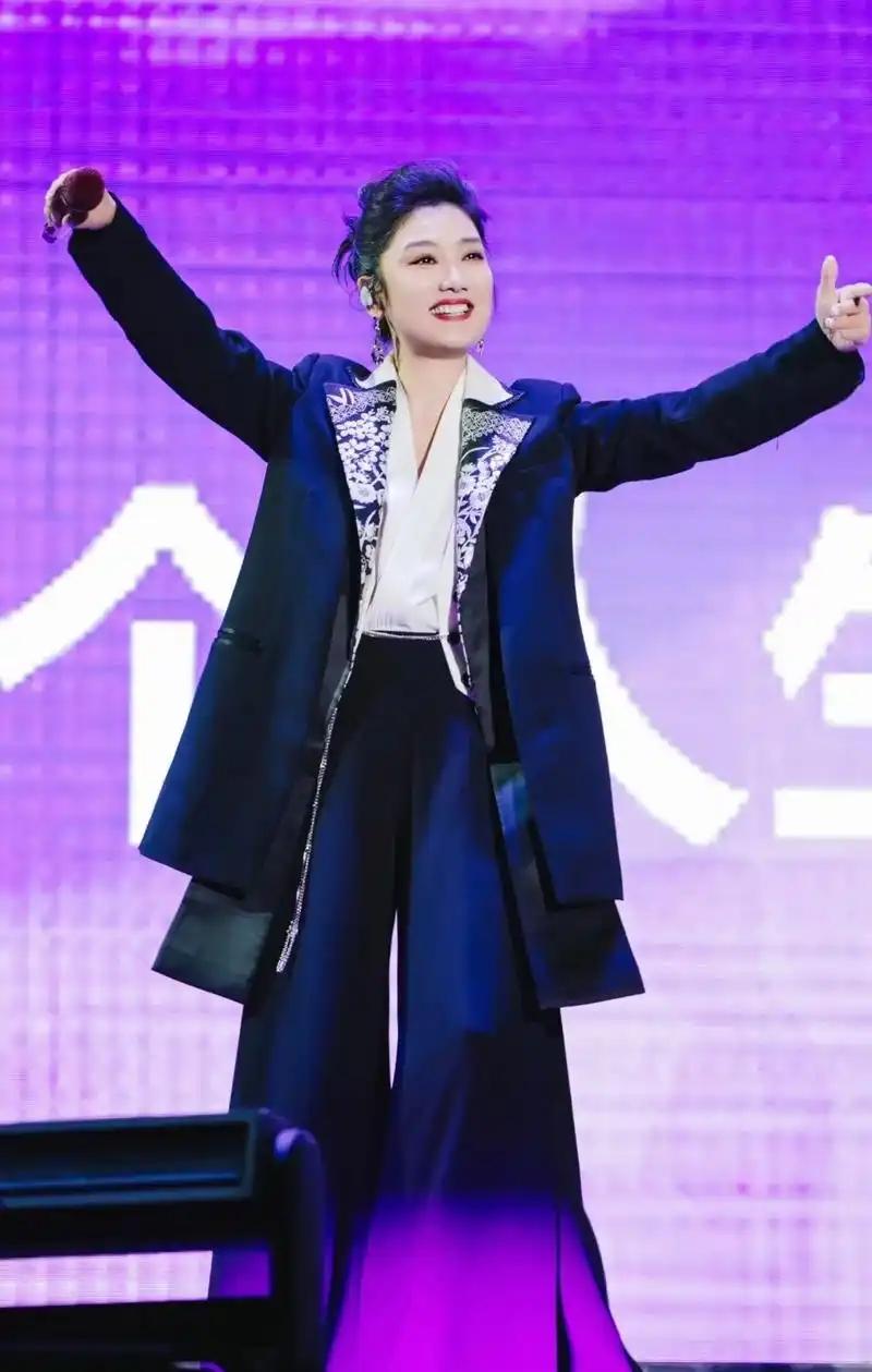 歌手玲花说：“我老公当时准备追我的时候，他是先问的曾毅，曾毅直接就拒绝了他，曾毅