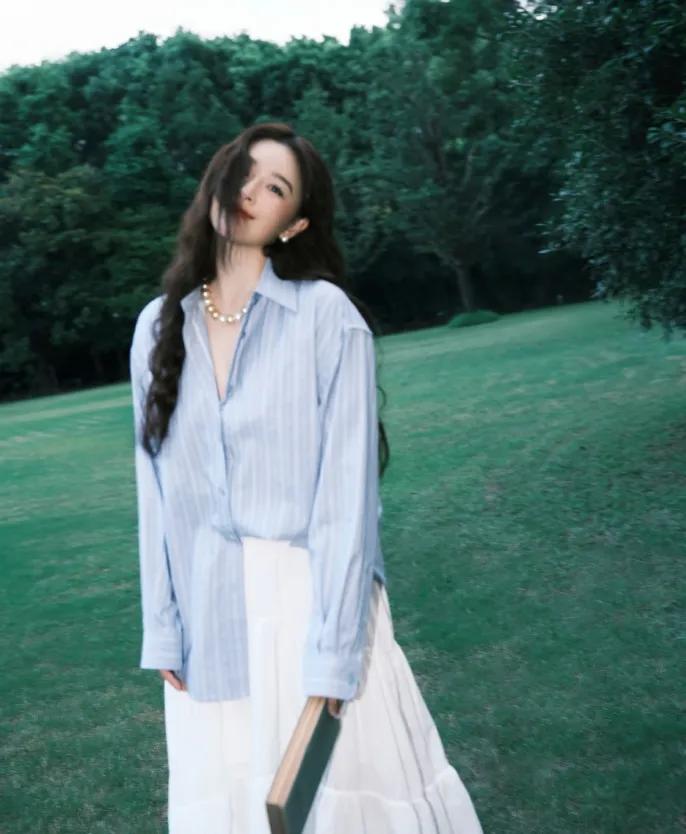 春夏穿搭天花板！阚清子这套直接抄作业👍蓝条纹衬衫+白半身裙，经典蓝白配，清爽