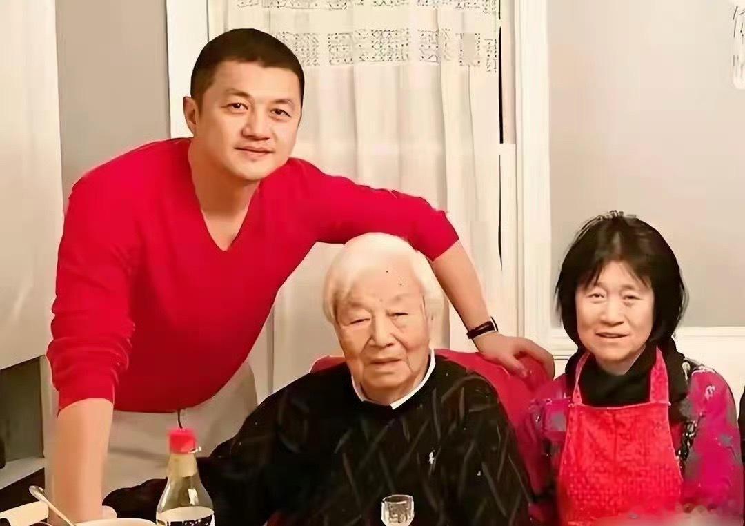 李亚鹏妈妈原来是儿科医生👩‍⚕️为人低调，很喜欢海哈金喜，对李嫣也十分善待。如今也全力支持儿子的生