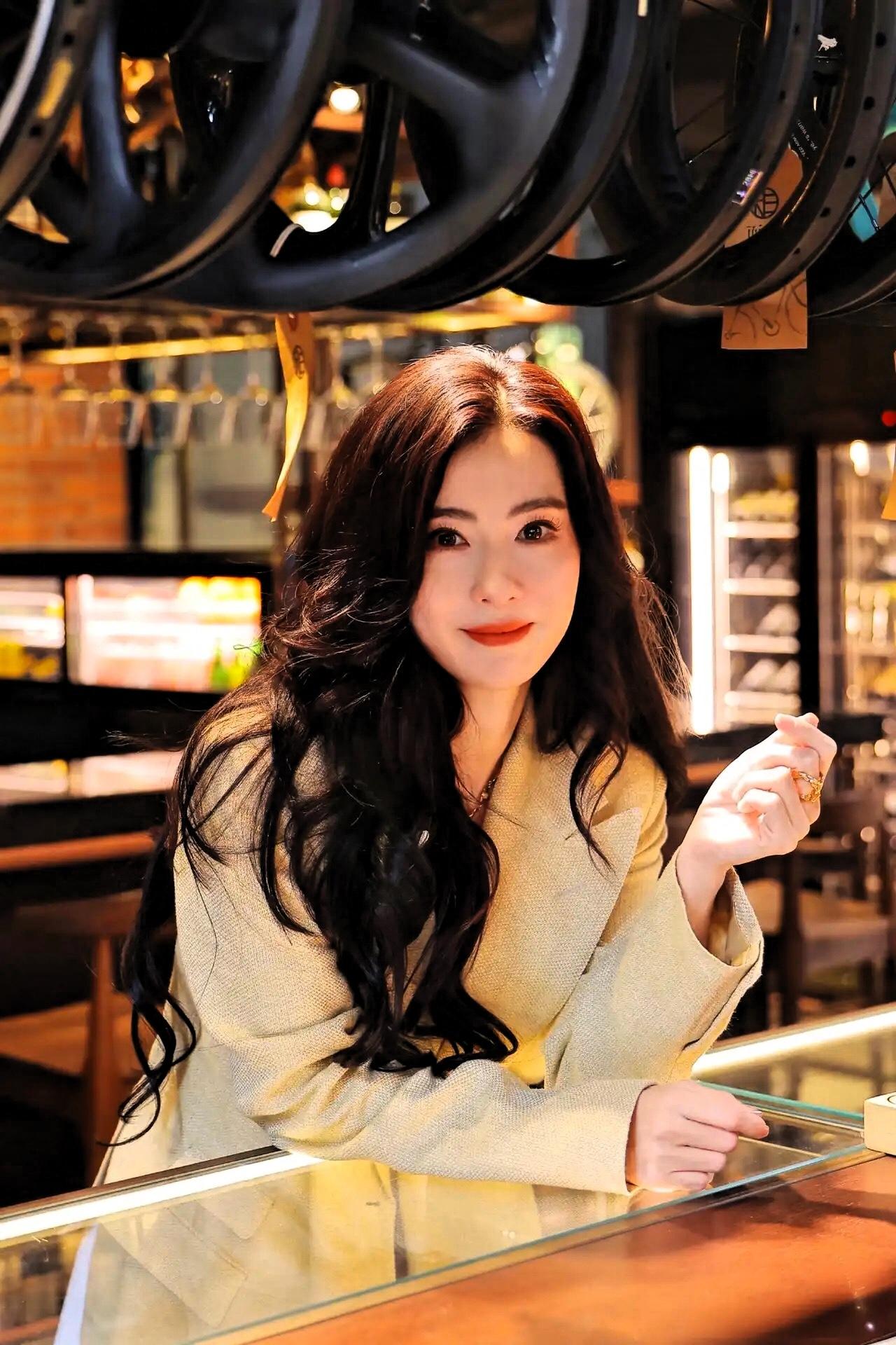 谢霆锋不吭声，谢贤也闷声不语！余毓兴和张柏芝那违约纠纷，跟颗炸弹似的，一下炸