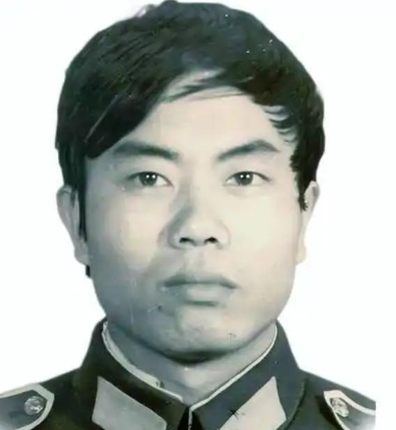 1987年，一缉毒民警，以回族老板身份打入毒贩内部，吃饭时，毒贩突然夹起一块猪肉