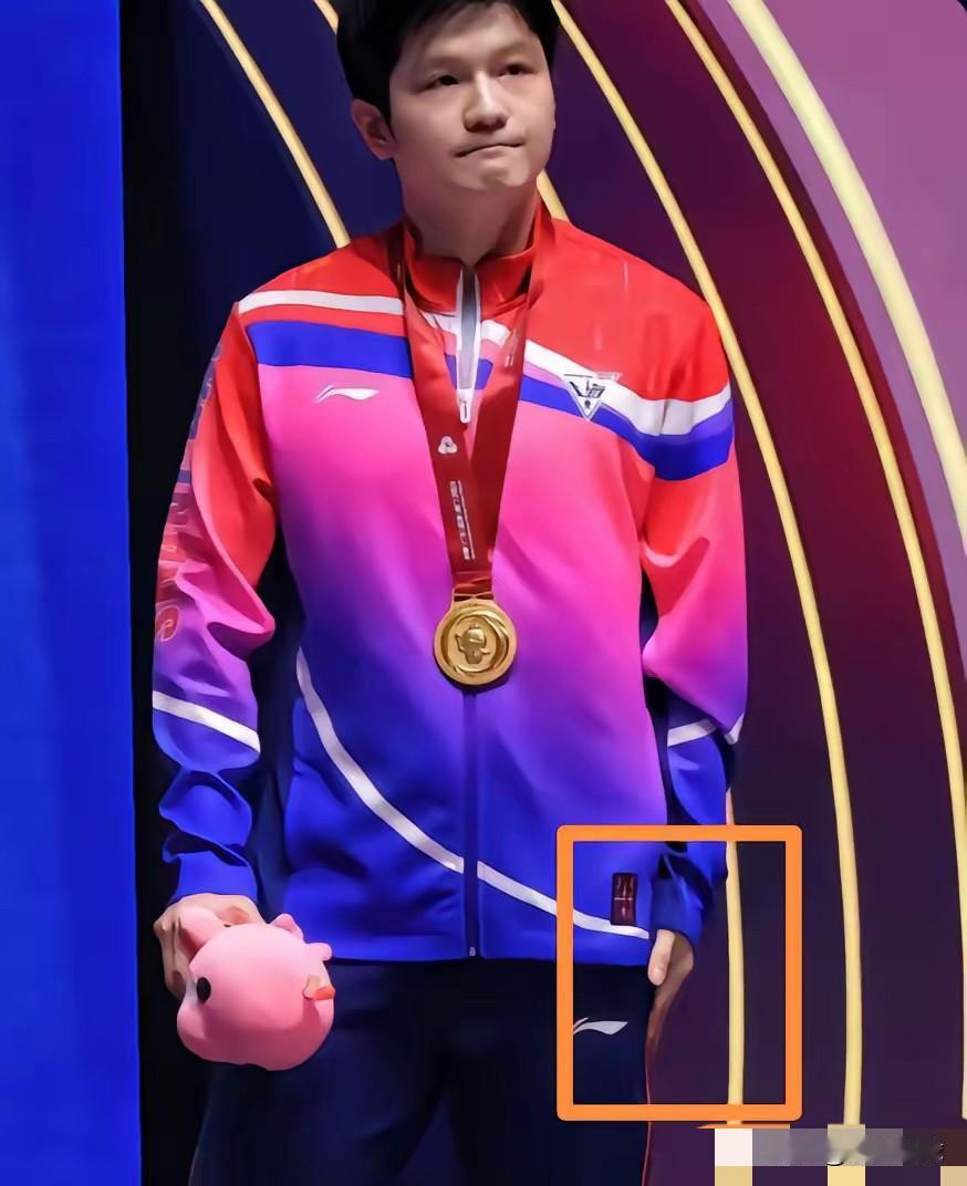 樊振东的教养：是那种刻在骨子里的！不知道大家是否看过这张照片，我也是偶然翻到