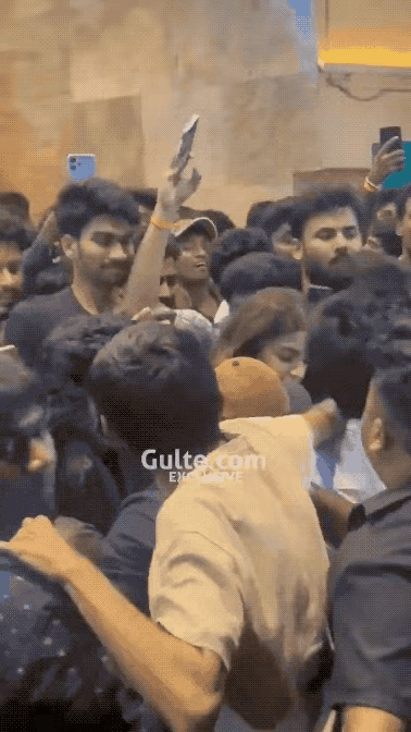 印度女影星遭遇几百只咸猪手：被男粉丝围堵乱摸身体，气的骂这些流氓不是人！近日印度