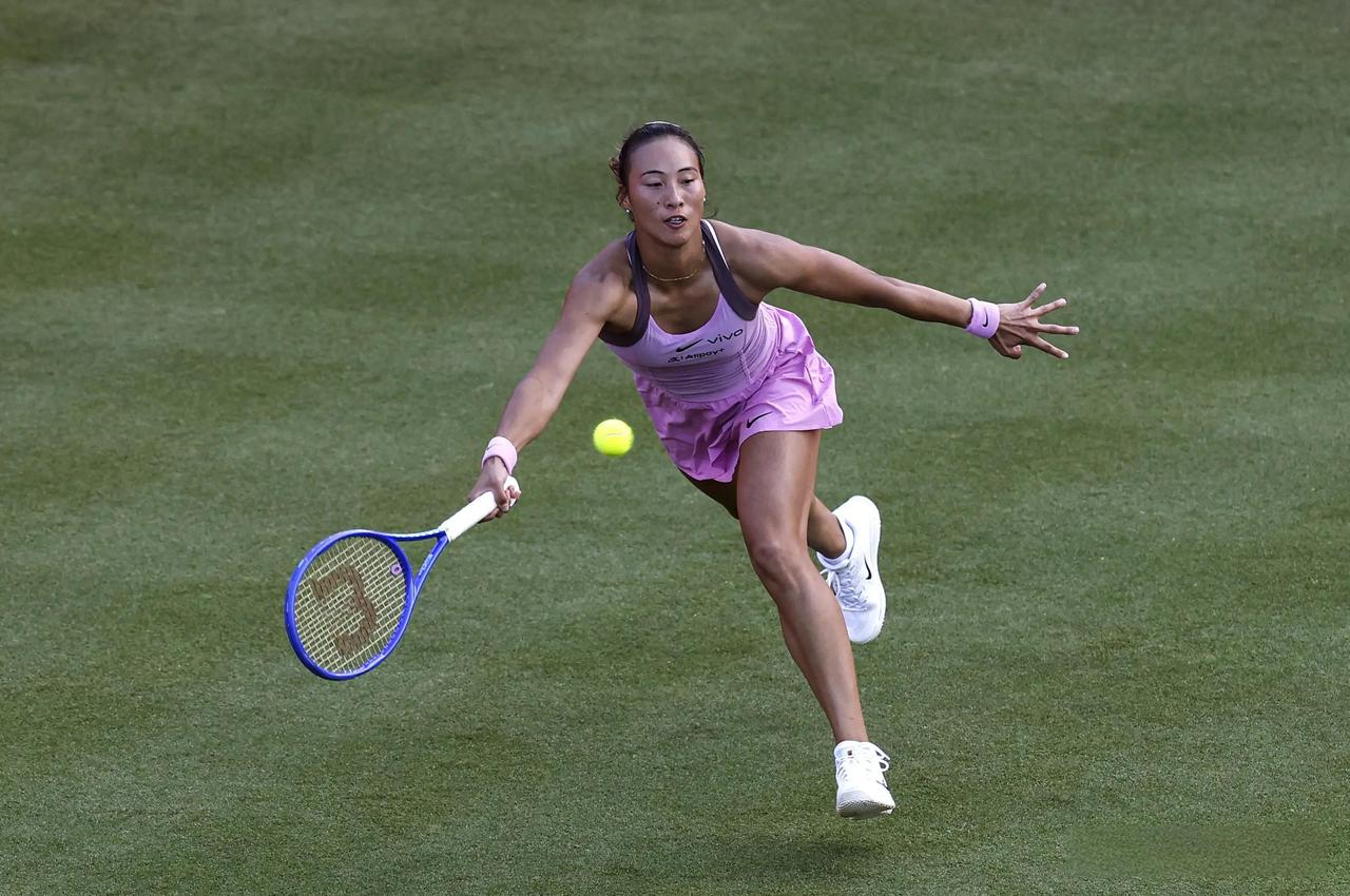 中国网球传来振奋人心的好消息！WTA500巴特洪堡站女单首轮，中国金花郑钦文上演