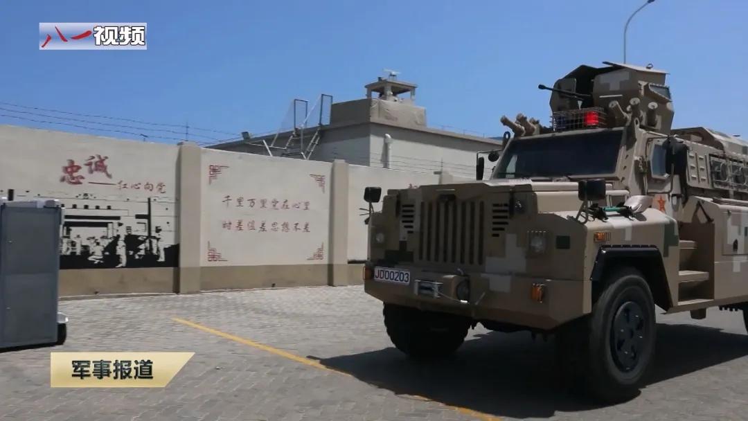 这种国土之外有军营的感觉就是好！据悉，吉布提综合保障基地码头上靠泊着一艘05