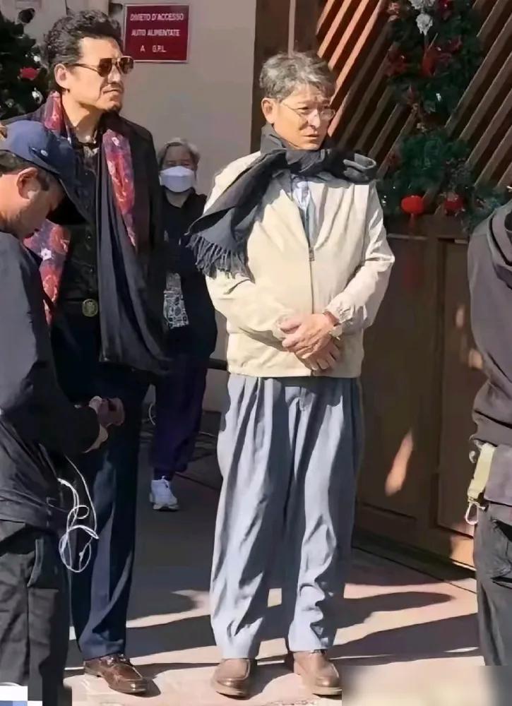 60多岁的刘德华，头发居然全白了，这哪还有天王的样子有人说这就是自然衰老，你看普通人没白发，不都是染