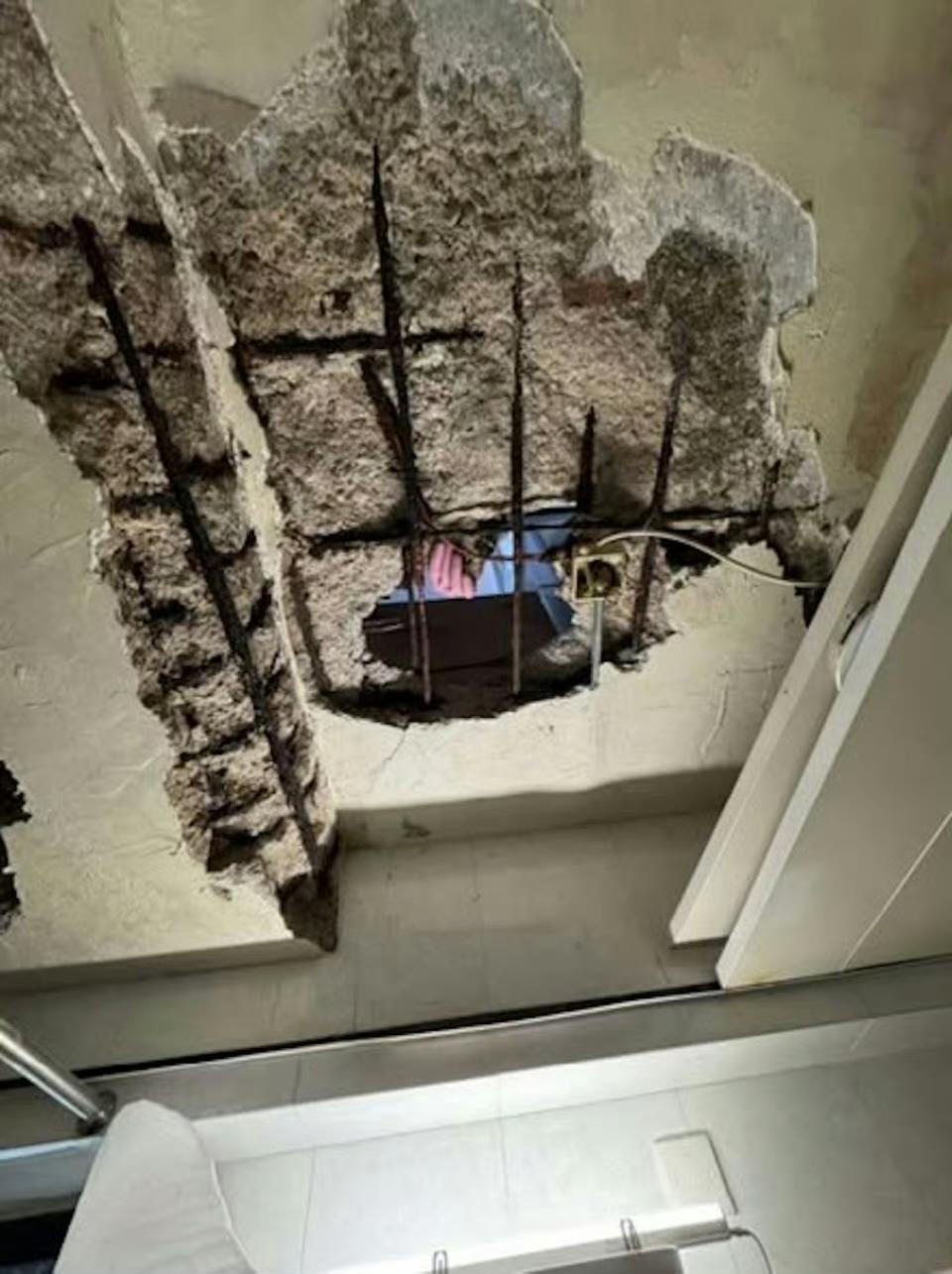 日出康城私人住宅，楼上装饰把地板给凿穿了，港府屋宇署表示结构没危险，要复原。