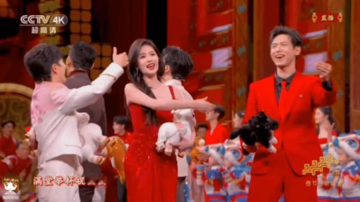 镜头扫到李现帅我一大跳李现春晚一露面就是视觉暴击！正红色西装喜庆又帅气，和节目