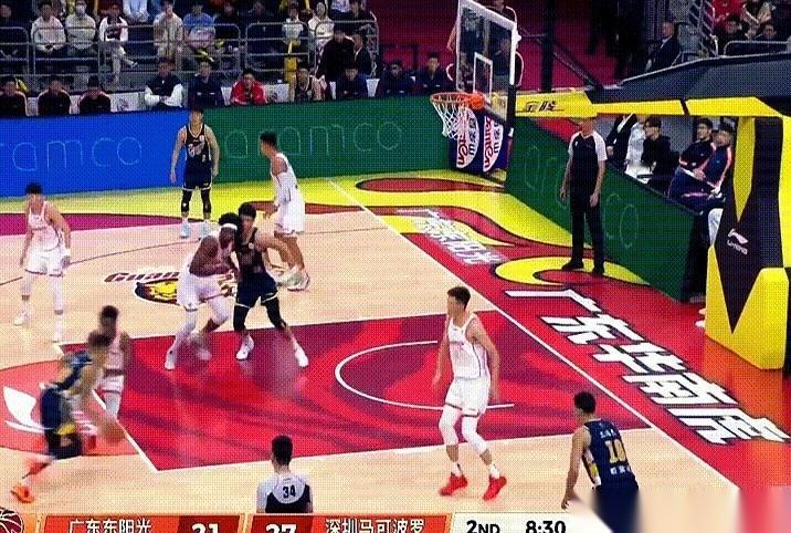 广东队这个外援萨姆纳，真是要把杜锋的战术板给气裂了。球一到他手，脑袋一低，整个