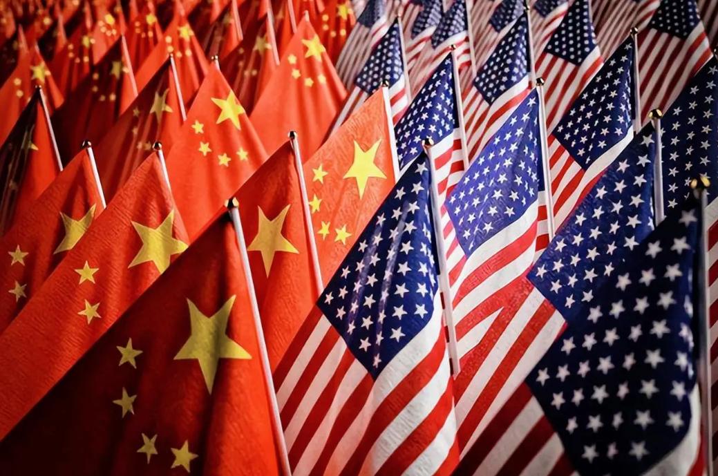 美国开始耍起了无赖，贸易战没能压住中国，科技战也没得逞，军事上更不是对手，颜色革