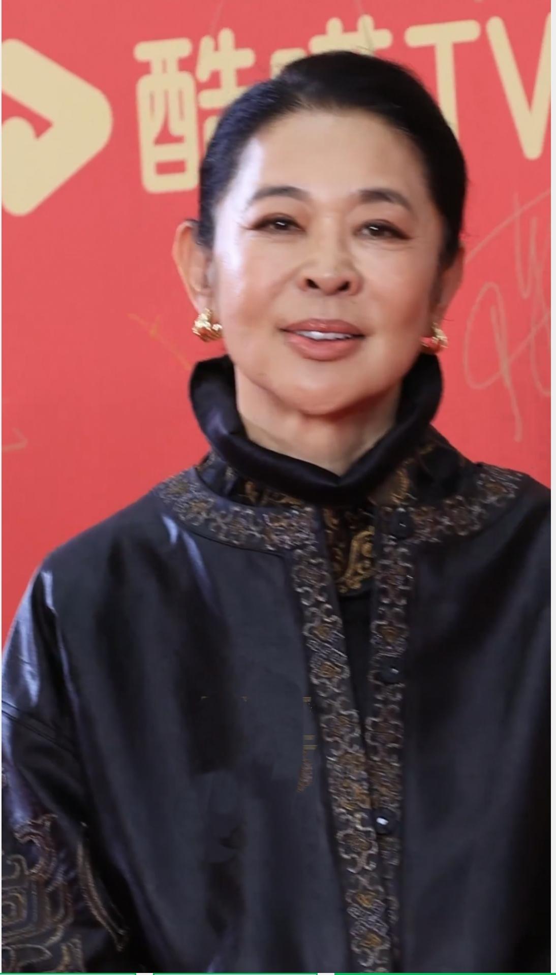 67岁倪萍亮相飞天奖红毯！中式穿搭气场绝了谁能想到倪萍已经67岁了！飞天奖
