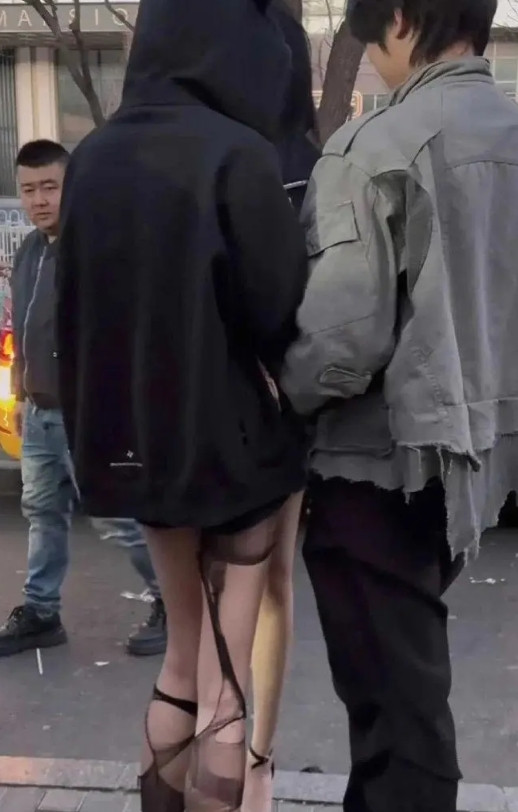 这种丝袜到底要怎么穿进去啊，后面大哥都看呆了