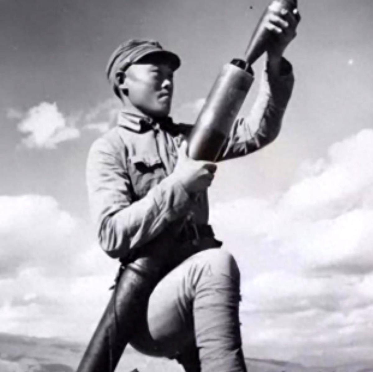 1945年，在山上休息的迫击炮手陈宝柳，忽然发现30多个日军和几个女人，正在不远