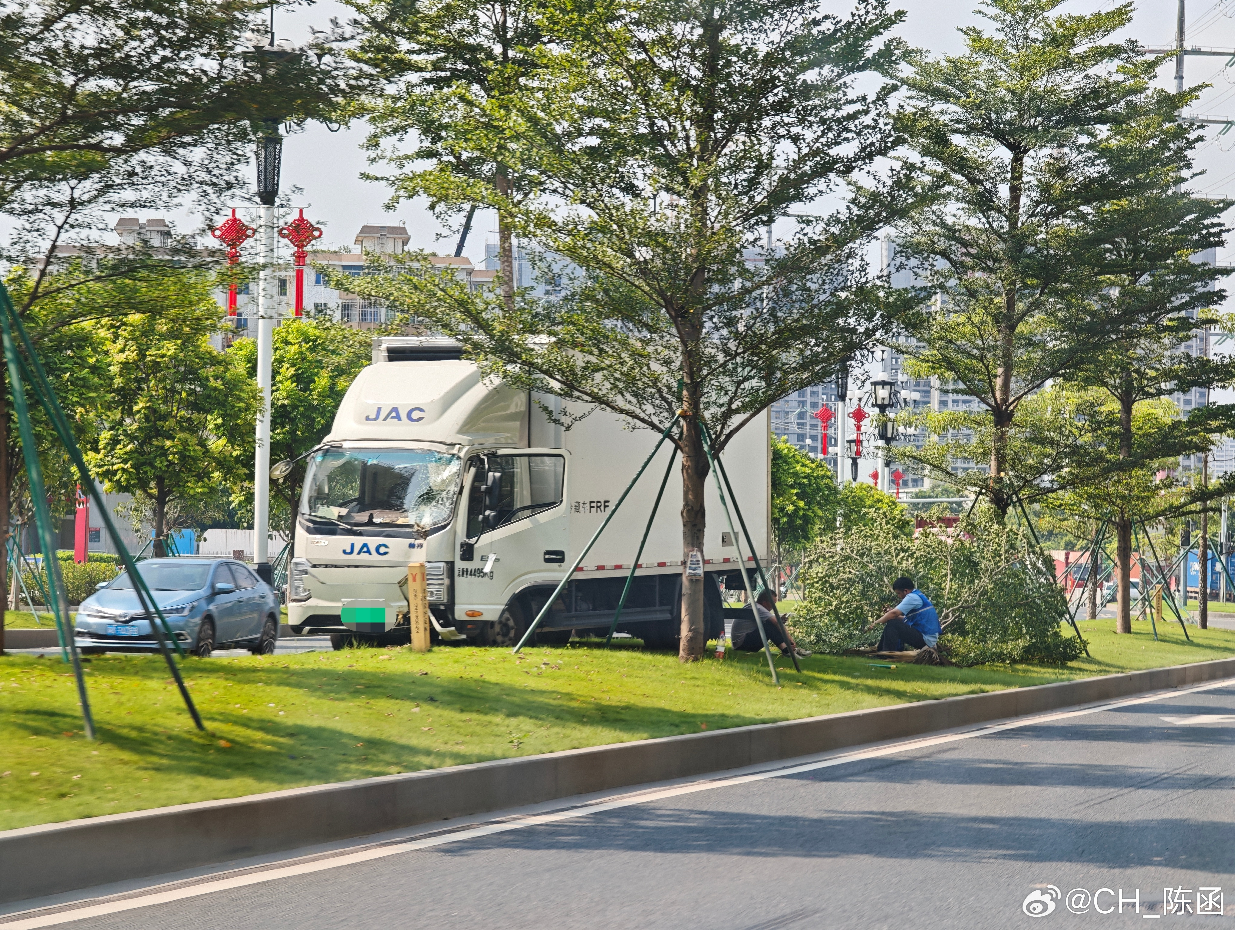 先生，绿化带不让停车。​​​