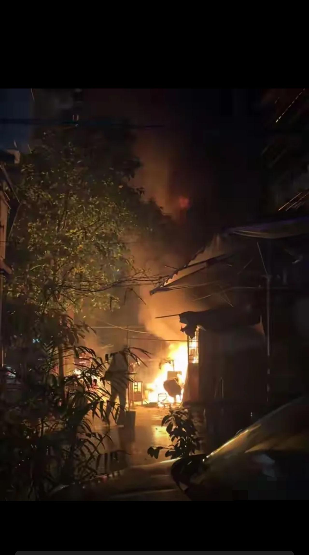 “想不开！”湖南长沙，72岁老人和儿子住的一楼，突发大火，两人逃了出来，谁料，大