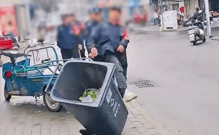 红袖章人员当场一脚踹翻路边垃圾桶！社区出面解释，称视频有断章取义的嫌疑，是商贩故
