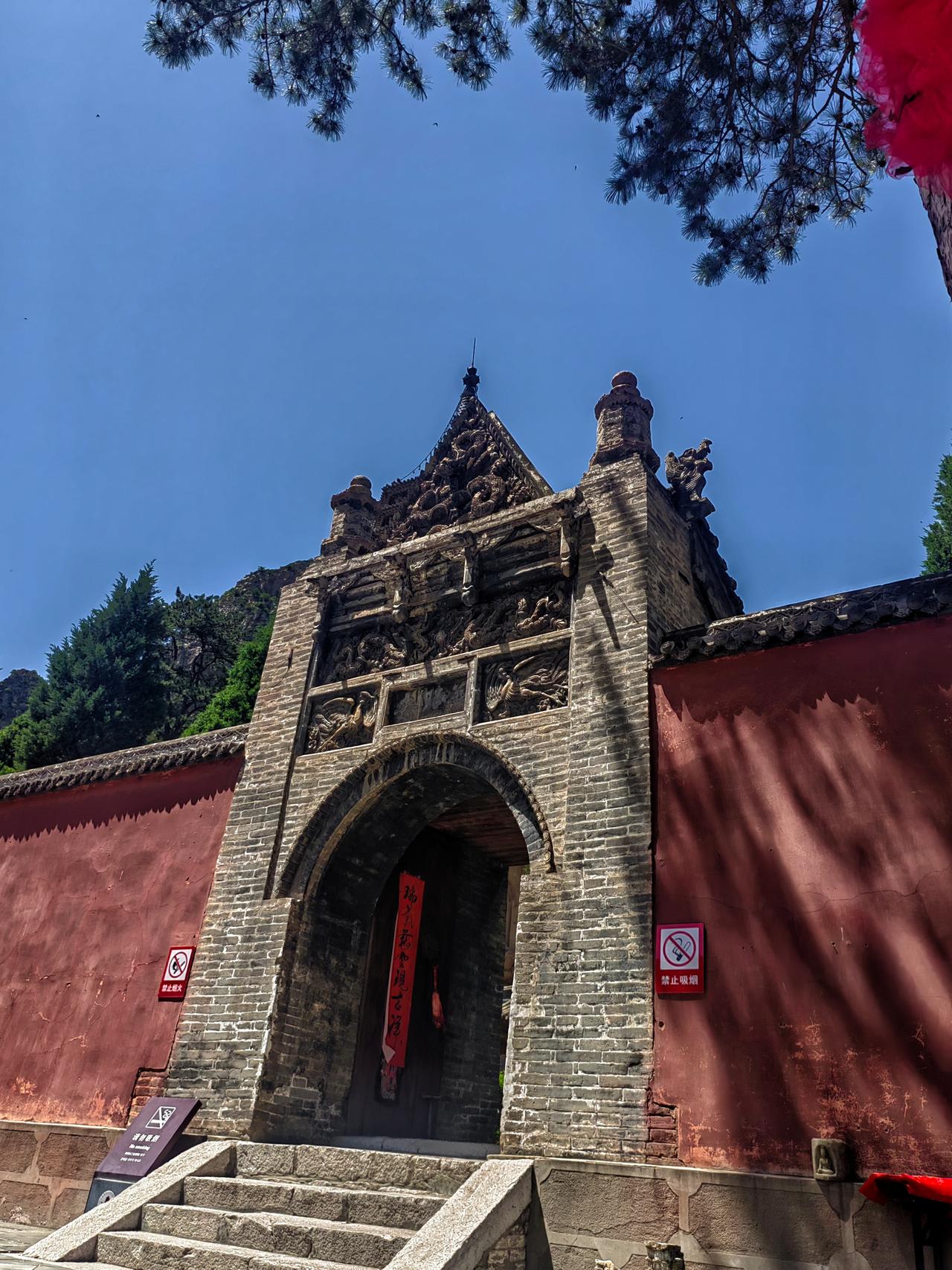 山西灵丘觉山寺始建于北魏太和七年(公元483年)，孝文帝为报母恩敕建现存的是