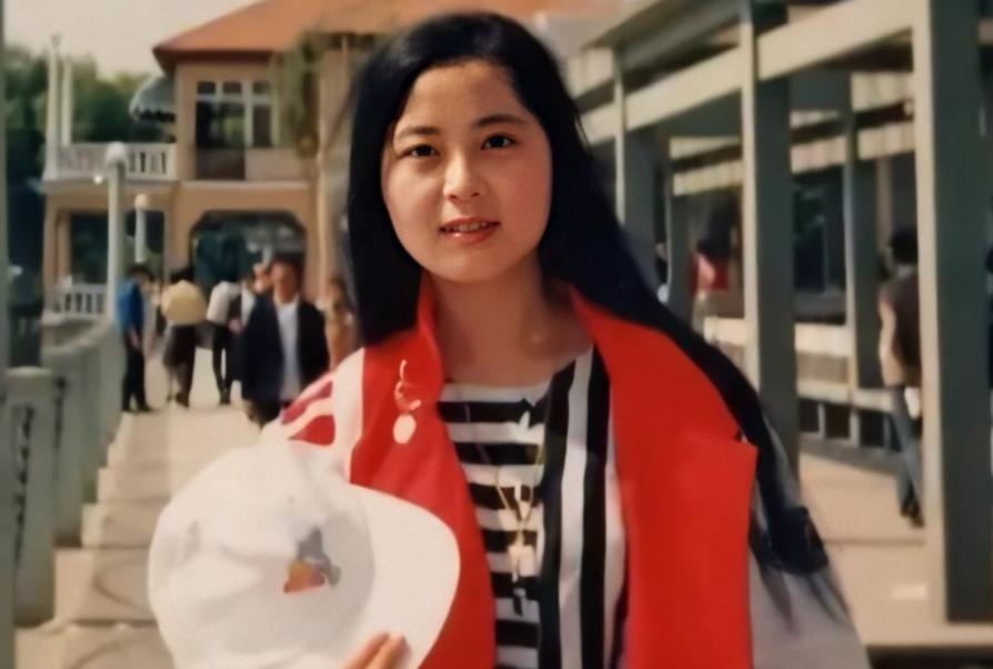 1988年，23岁的清华女研究生在火车上对一个35岁的男人一见钟情，女孩无视家人