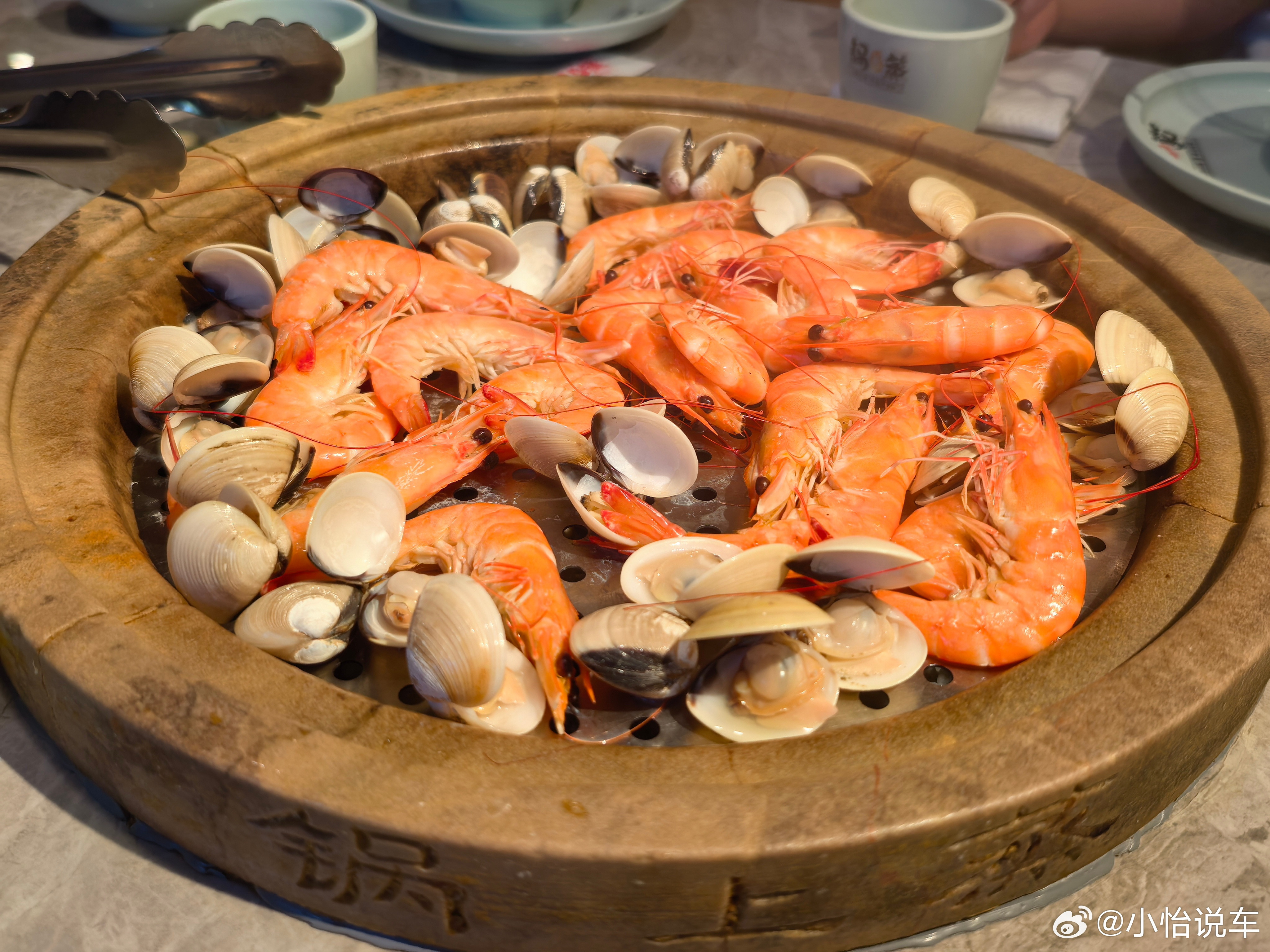 广州真的很会吃啊！看到这个草帽我以为是气锅鱼盖子一打开是蒸的海鲜真的好适合我的胃