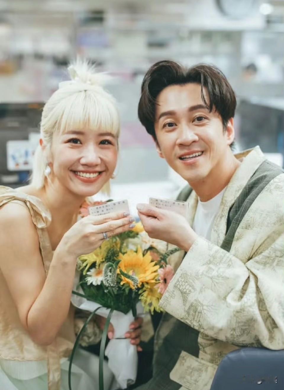 小S缺席了陈汉典的婚礼…其实小S拿奖的时候采访就回答了不会去婚礼啦，人早就坦荡回