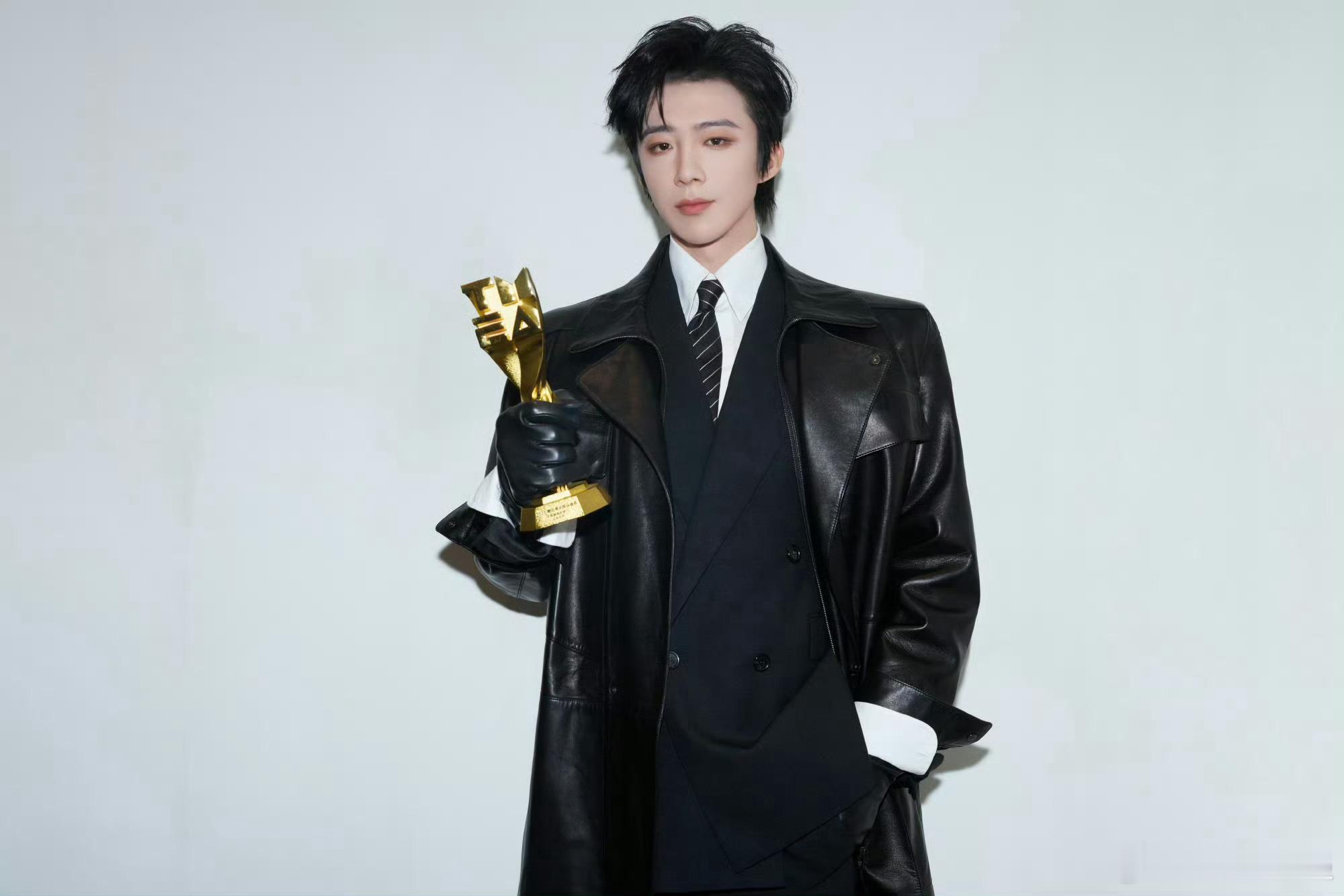 最近业内消息传，好些影视项目的老板选角时都点名要找他。从平台高层到制作公司大佬，