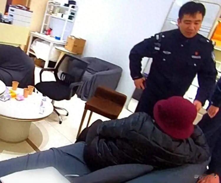 奇葩！上海，一位大妈走进一家手表店，挑了一款价值98万元的男表说是送男友，可正准