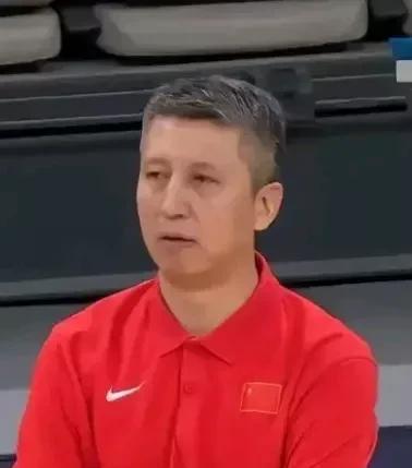 同是国家男篮主教练的郭士强在网上就没有女篮主教练宫鲁鸣那么火。郭士强教练确实很少